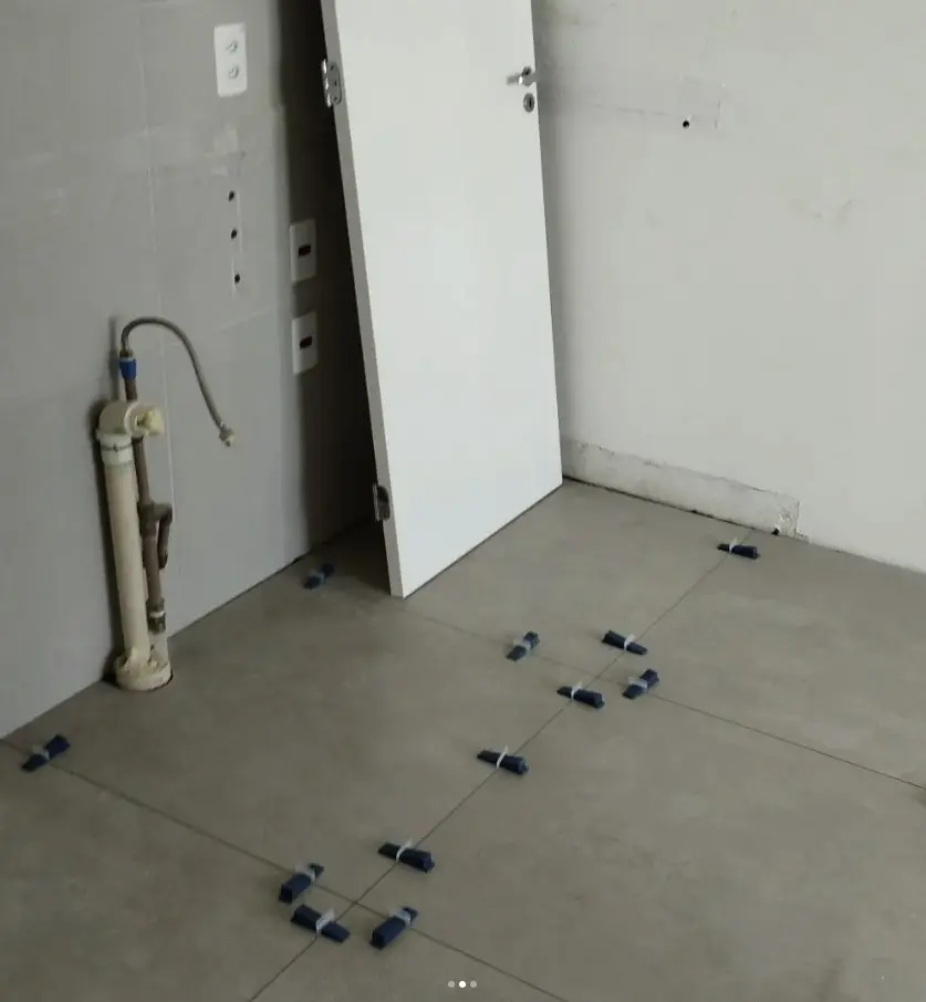 Piso assentado, antes do rejunte