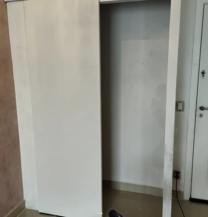Parede acabada e pintada, com porta